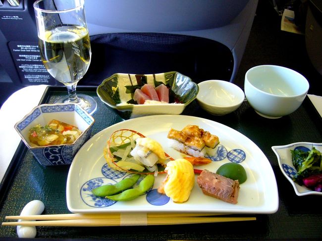 ビジネスクラスもほぼ満席。<br />フランクフルト便って人気あるのかな？<br /><br />さて、今回も和食を選択。<br /><br />おっと、ＪＡＬさん。<br />ミールはかなり良くなっているかも。<br />今まで前菜→メインまでワンプレートだったのに、前菜の後にメインに変わってる。<br />こりゃ、酒飲みにはうれしい配慮ですわ♪