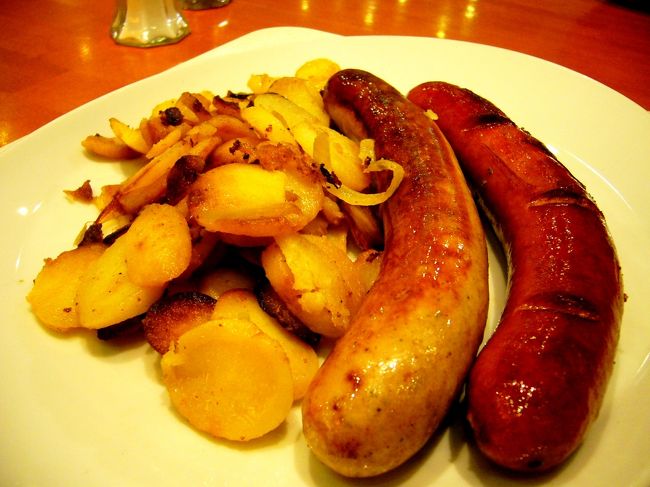 シャンパン・・・ガブガブ<br />ワイン・・・・・ガブガブ<br />今回のＣＡの皆様ったらお勧め上手だわ〜♪<br /><br />気がつくとシェルフラットで爆睡。<br />あっというまにフランクフルト空港へ到着。<br />フランクフルトって近いのね。（まー寝てるからね）<br /><br />フランクフルトからルフトハンザに乗り継いでハンガリーへ。<br />乗り継ぎ時間の間に懲りもせずビールで休憩。<br />当然アテ（つまみ）はソーセージ♥