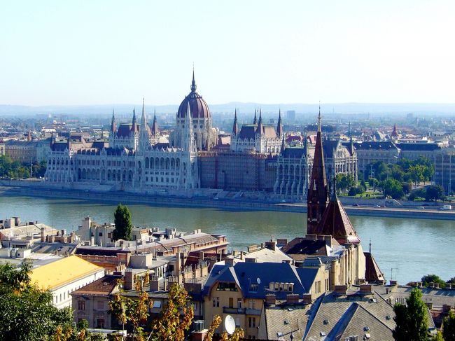 朝食の後に少しホテルの外に散歩にでかける。<br /><br />なっ・・・なっ・・・なんと絶景かな。<br />ヒルトンのすぐ裏には『漁夫の塔』<br />そこからはブダペストは一望できる。<br /><br />美しや。