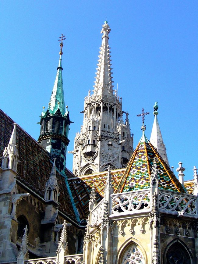 『漁夫の塔』の後ろには、これまた美しい『マーチャーシュ教会』<br /><br />ほう。。。<br /><br />もう、ため息がでるほど美しい。