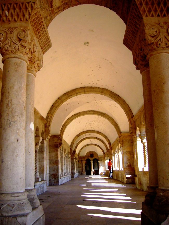 『漁夫の塔』（かつてここが魚市場だったらしいので、この名前がついたそうな）の通路。<br /><br />ここで昔は、お魚が売られてたのかな？<br /><br />だとしたら、なんと美しい魚市場なのでしょう。