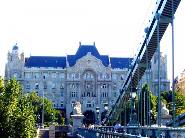 ヒルトンのあるブダの王宮方面は午後に回るとして、午前中はペスト側へ行くことにした。<br /><br />王宮からトコトコ歩いて約15分。<br />美しすぎるドナウを架ける橋『くさり橋』へ到着。<br /><br />くさり橋を歩いて渡ることにした。<br />うーん、外見は美しいけど、落書きが多いぞ〜。<br /><br />しばらく歩くと目の前にフォーシーズンズホテルが見えてきた〜。<br />今回最後の最後までヒルトンかＦＳで悩んだのよね。<br />次回は、このフォーシーズンズにＳＴＡＹもいいな。