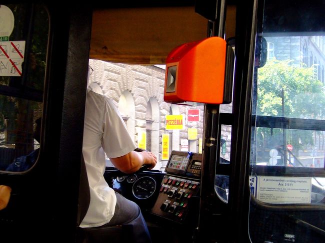 街の中をゆっくり走るトローリーバス。<br />このトローリーバスに乗ってペスト側の市民広場からブダ側へゆっくり戻ることにした。<br /><br />ブダペストの交通機関は検札がかなり厳しい。<br />シングルチケット（170フォリント）を購入の方も降りるまで必ずKeepしないと捕まりますよ〜。（罰金は2000フォリント〜らしい）<br />