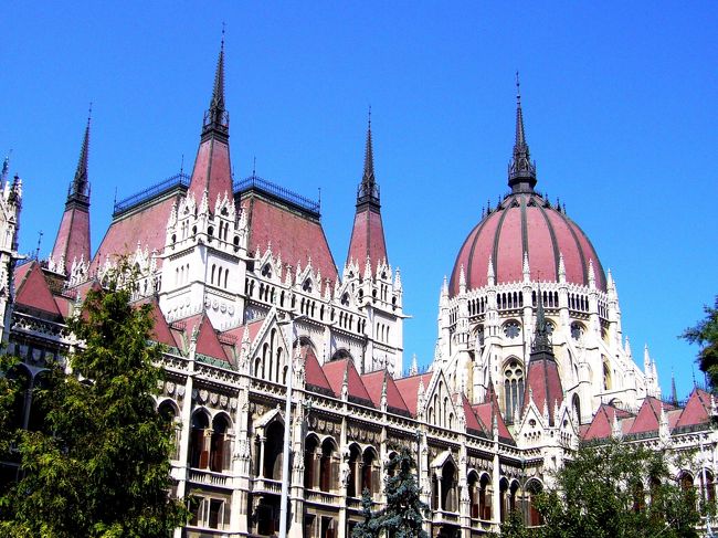 ブダ側から見てても、威風堂々とした建物が目だっている国会議事堂。<br /><br />なんと美しい国会議事堂なのでしょう♪