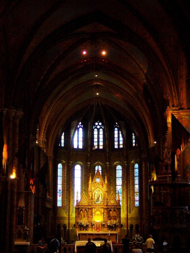 お腹も満たされたので、またまた街歩き。<br /><br />ミサも終わったようなので、マーチャーシュ教会へ行くことにした。<br /><br />13世紀の半ばに作られたこの教会。<br />さすがハンガリーで一番美しいといわれるだけあって、こちらも威風堂々。