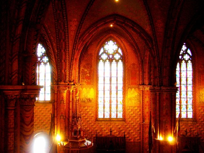 ネオゴシック様式の美しい主祭壇を見て、これまた感嘆の声をあげる。<br /><br />はぁ。うつくしい・・・