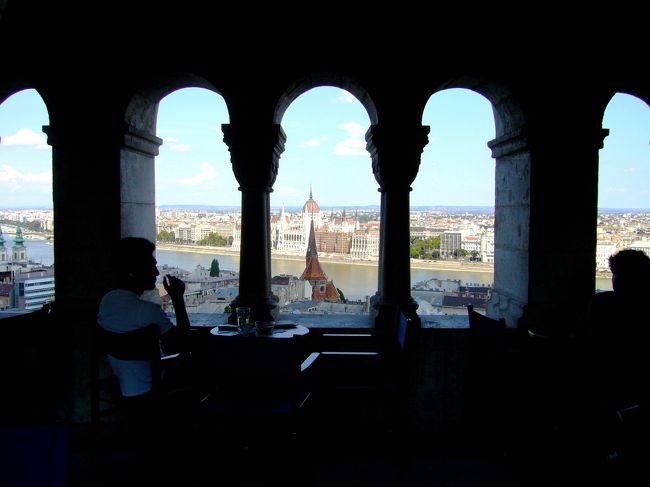 朝と違って午後の王宮周辺は、なんとも人が多い。<br /><br />人の多さに嫌気がさしていると、あらＣａｆｅが漁夫の砦にあるではありませんか。<br />といっても、河側が満席だったので外から一枚。<br /><br />ビールの飲みながらペスト側をみつめる。<br />う〜〜いいなぁ。贅沢だなぁ。<br />今度やってみたい〜。