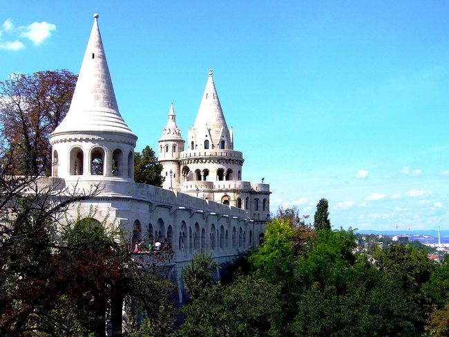 真っ青な空に映える真っ白な『漁夫の塔』<br /><br />なんだか、おもちゃに見えてくるくらいかわいい。