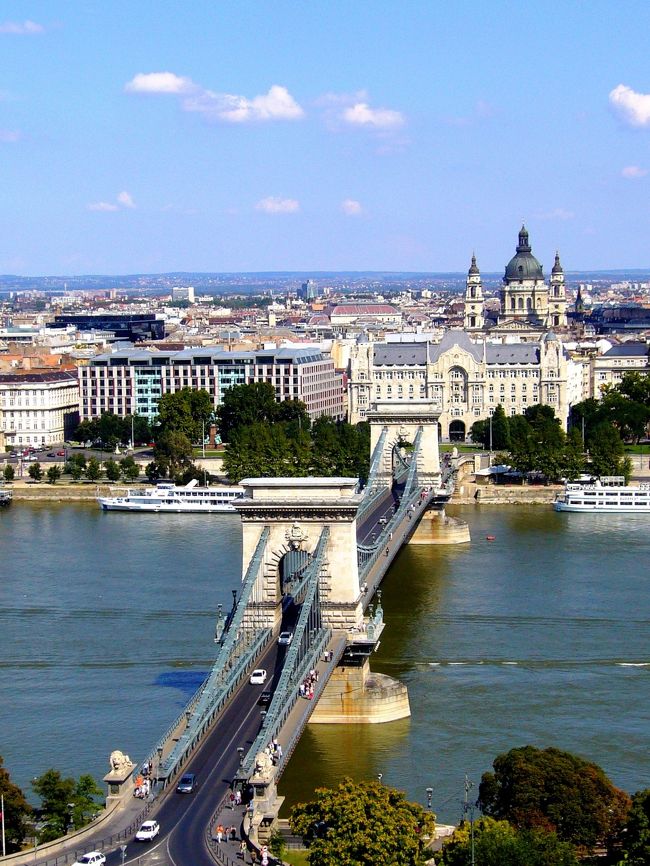 王宮からブダ側を一望。<br /><br />目の前にくさり橋、そしてフォーシーズンズホテル。<br />あ〜〜〜〜〜絶景★