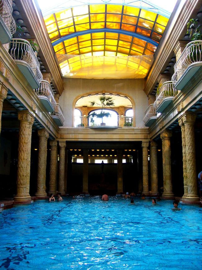 温泉の街ブダペスト。<br />温泉大好きな私、では早速温泉へGo♪<br />ブダ側へあるゲッレールト温泉へトラムで向かう。<br /><br />プールかSPAかを選ぶ。<br />暑いし（約30度）プールにしようっと。<br />プールもきっとアイスランドみたいに温泉になってるんだろうし。<br /><br />着替えて早速プールへダッシュ。<br />一足プールへ入った瞬間心臓が止まりそう〜〜〜！<br /><br />ひょえぇぇぇ。超〜つめてぇぇぇぇぇ<br /><br />見事プールは水。<br />私はプール奥にある暖かいお湯のところでジッとしていました。あーあ、SPAを選択すればよかった。