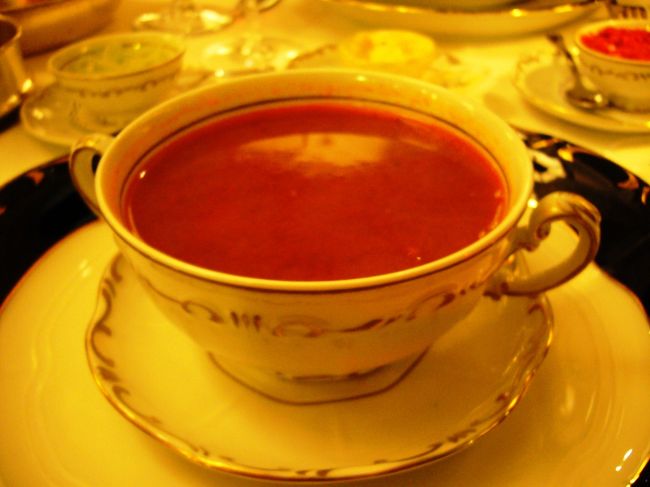 「Ｗｅｌｃｏｍｅ！　Ｍｒ＆Ｍｒｓ　Ｓｕｚｕｋａ」<br />と手渡されるＭｅｎｕ。<br />開けてわーおぉ。<br /><br />たっけぇ〜〜〜。（日本並みかな？！）<br /><br />私は前菜にはまたまたグヤーシュをオーダー。<br /><br />このグヤーシュが、いやはや・・もう最高においしい！！！<br />いやいや絶品。さっすがグンデル。<br />お高いだけの事があって、味は最高〜♪