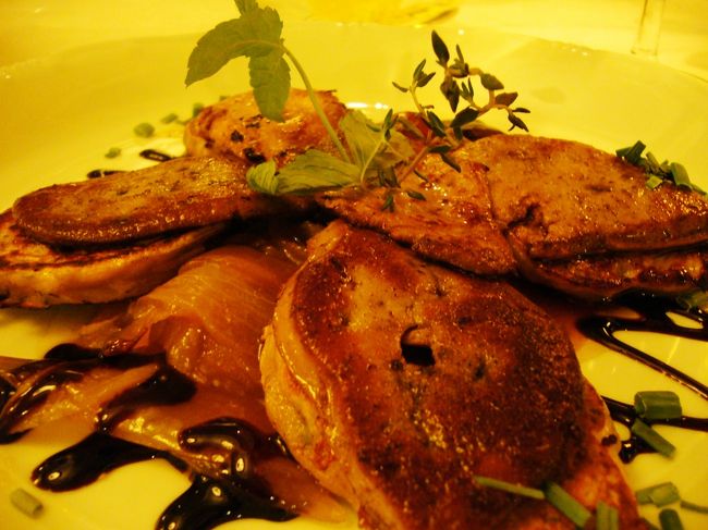 Ｍｙメインはフォアグラ。<br />そう、ハンガリーといえばフォアグラ。<br /><br />一口パクリ。<br />うっめ〜〜。<br />二口三口四口。うまい！<br />五口。あー脂っこい！！<br /><br />私のような貧乏舌にはフォアグラはすこ〜〜しだけの方がありがたかったかも。