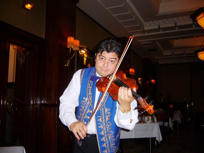 グンデルは味も最高なら雰囲気も最高〜☆<br />当然音楽は生演奏。<br /><br />バイオリン弾きの方が各テーブルを周ってリクエストを聞いてきます。<br />クラシックの音楽をリクエストしようと思ったけれど・・<br />おっと、英語でのイ長調のなんちゃらとかなんて言うのか知らなーいぞ〜(^^;<br /><br />リクエストは結局Ｔｉｍｅ　ｔｏ　Ｓａｙ　Ｇｏｏｄ−Ｂｙｅ。<br />これが・・・この方最高にドラマチックに演奏してくれました。まじですばらしかった！拍手拍手。