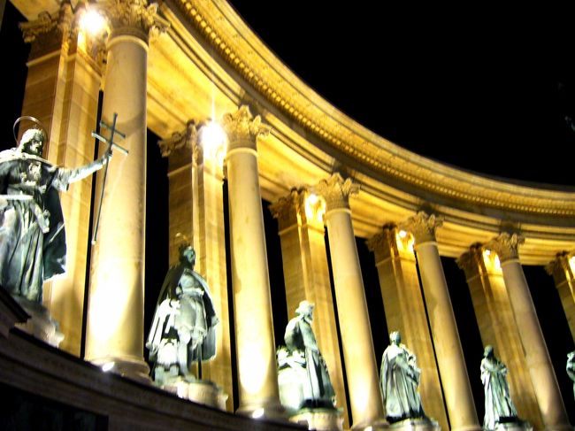 グンデルでゴージャシーな夕食を満喫。<br /><br />さて、戻りはブラブラとペスト側を散歩しながら戻る事にする。<br />地下鉄に向かって歩いていると、ライトアップされた英雄広場にでた。<br /><br />おお〜〜〜。なんとも圧巻な英雄さん達。