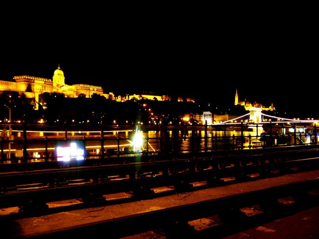 地下鉄を降りてドナウ河沿いをブラブラ。<br /><br />ブダ側を見ると、うわ〜〜お☆<br />なんと美しい夜景なのでしょう！