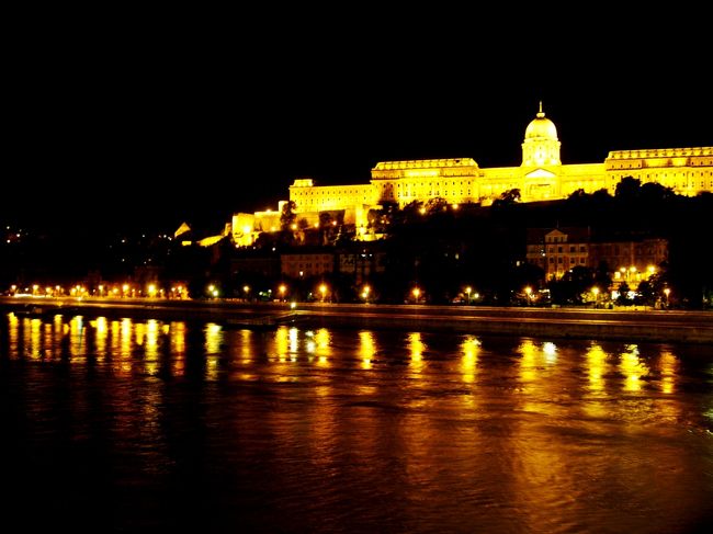 くさり橋をペスト側からホテルのあるブダ側へ歩いて向かう。<br /><br />くさり橋から王宮を見ると、王宮の光がドナウ河にキラキラ反射してて美しすぎっ☆