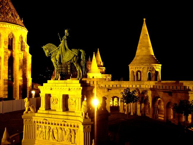 ヒルトンのある王宮へ上り坂を登って到着。<br /><br />ホテルの裏側にある漁夫の塔に向かってみる。<br />ここも超ライトアップされてて美しすぎっ！