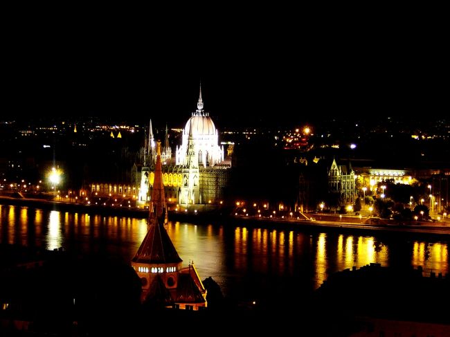 昼間は有料の漁夫の塔の展望台が夜は無料。<br />昼間はせこばって入らない有料展望台にいざ行ってみる。<br /><br />おぉ、国会議事堂もライトアップされてドナウ河にキラキラ反射して超美しい〜。<br /><br />