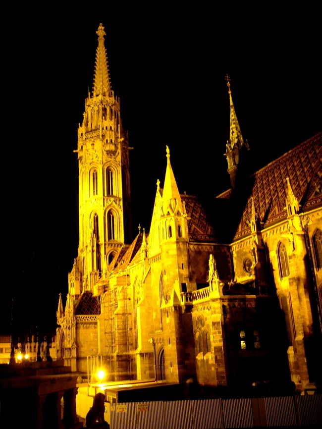 マーチャーシュ教会も夜の顔。<br />先ほどまでコンサートが開かれていた様子。<br />もう少し早く戻ってきたらコンサートが聴けたのに、残念！<br /><br />さて、今日もたっくさん歩き回ったので早めに休みましょう。<br /><br />明日はブダペストを抜け出して高原の町エゲルと世界遺産のプスタが広がるホルトバージへ向かう。<br /><br />続きはコチラ→http://4travel.jp/traveler/suzuka/album/10088997/