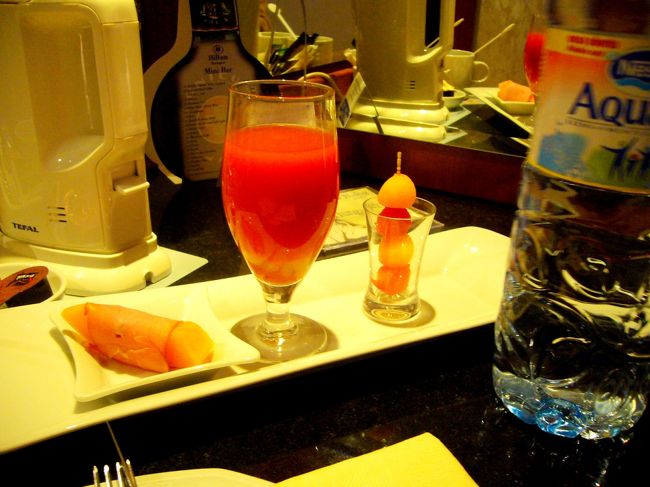 2006年8月29日<br /><br />ホルトバージから約4時間。<br />再度ブダペストに帰着。ブダペストって都会だぁ。<br /><br />地下鉄とバスでもう一度ヒルトンへチェックイン。<br />「エグゼクティブフロアーをご用意しております」<br />わーおー。ラッキ〜♪<br />お部屋のＷｅｌｃｏｍｅはスイカジュース、果物、生ハムメロン＆水１．５リットル。<br /><br />荷物をおいたらすぐにカクテルタイムへ。<br />あ〜これだからヒルトンはやめられません。