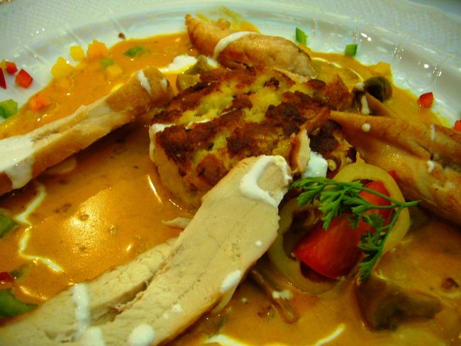 エグゼラウンジでビール、シャンパン、ワインを頂いて満足満足☆<br /><br />なんだか外に食事行くのが面倒になってしまって夕食はホテル内のドミニカン・レストランへ。<br />雰囲気最高〜〜。