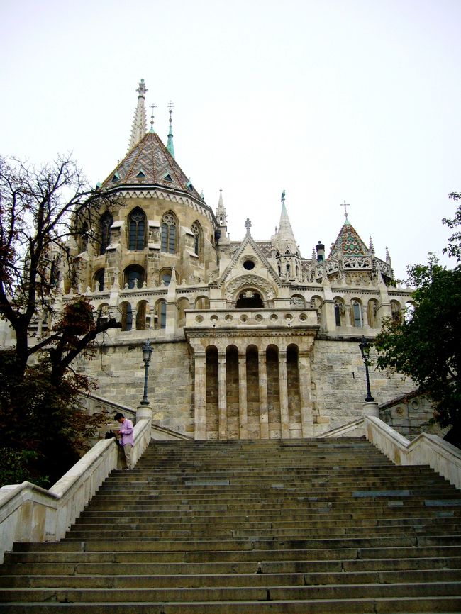 2006年8月30日<br /><br />悲しい事に今日の午後にはブダペストを後にしなければならない。<br />旅立ちまでブダペストをウロウロすることにする。<br /><br />朝の王宮はとっても静かで雰囲気最高〜。