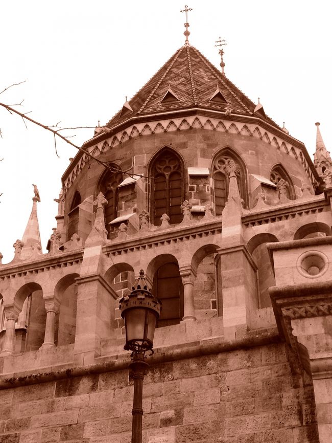 漁夫の塔もセピアで一枚。<br />セピアが似合う街ですなぁ。