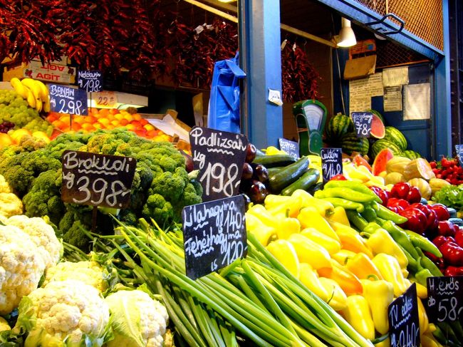 ブダペストの台所中央市場へ向かう。<br />雰囲気最高の市場の中には、色とりどりのお野菜。<br /><br />当然パプリカも山盛。