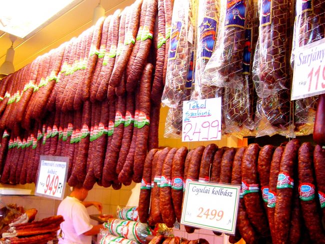 ハンガリーといえば、サラミ。<br />うっまそうなサラミがたっくさん売られている。<br />あ〜〜〜うまそう♪<br /><br />2本ほどお買い上げ。<br />ビールとあいそう♥