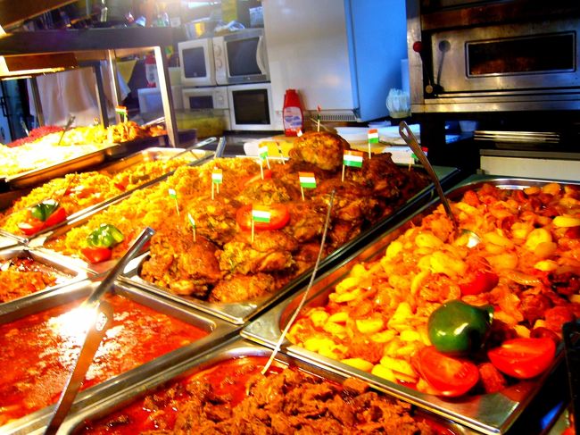 2階へ上がると、おいしそ〜〜〜〜〜な香りが♪<br />時間があれば、ここでこのお料理とビールを買って一杯するのになぁ。<br />（ビールもワイン安いので私らには天国です。ハンガリー）<br />