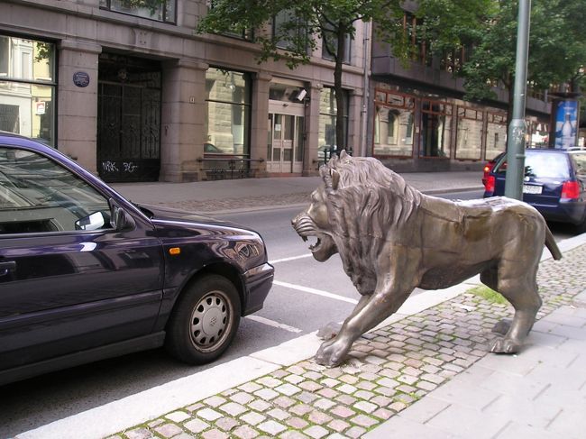 とおりを歩いていると、ライオンさんが･･･<br /><br />路上駐車すると、噛み付くぞ〜