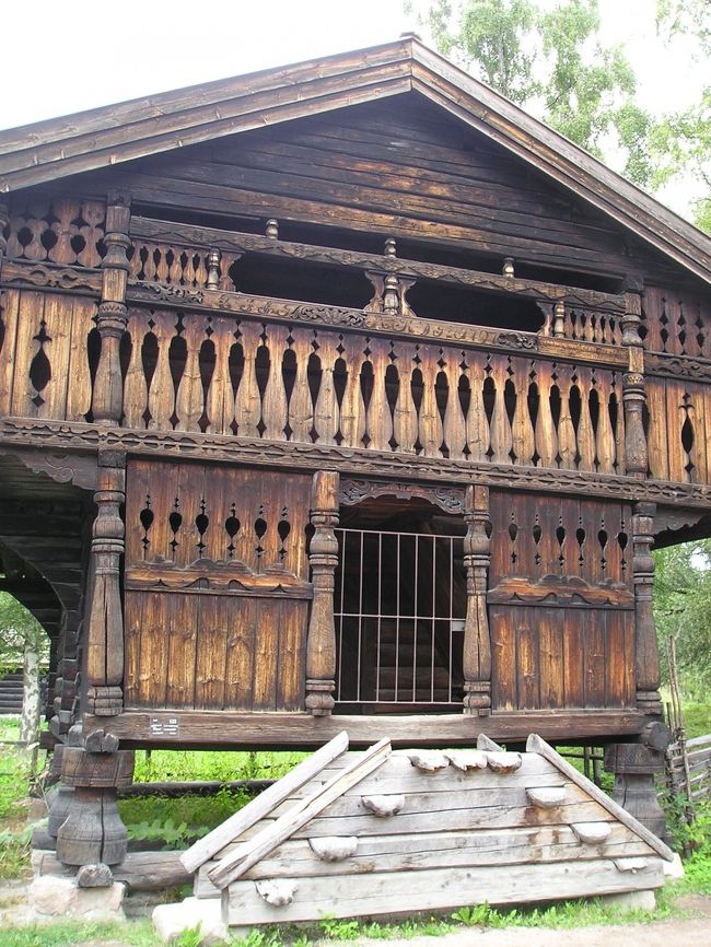 板壁やベランダの柵が美しい