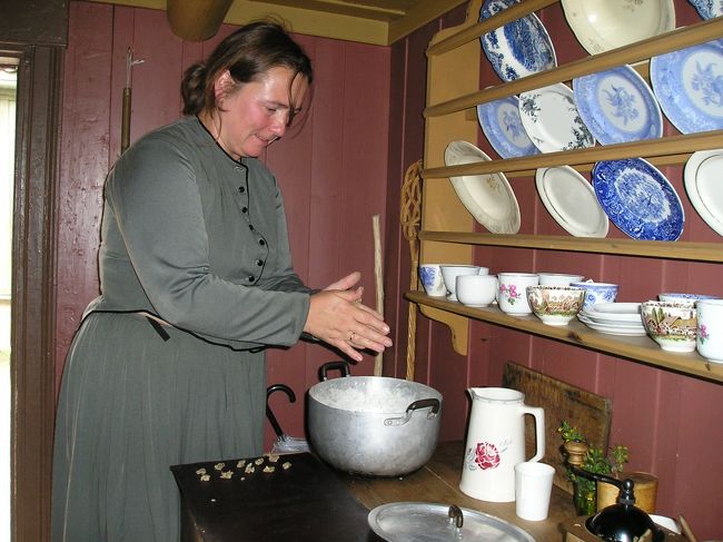 実際に小麦粉などをこねたものを、焼いて見せてくださいました。