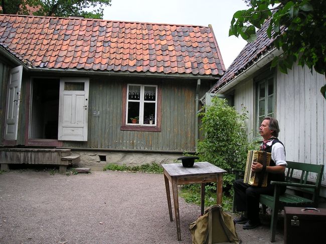 ここでは、アコーディオンで演奏中