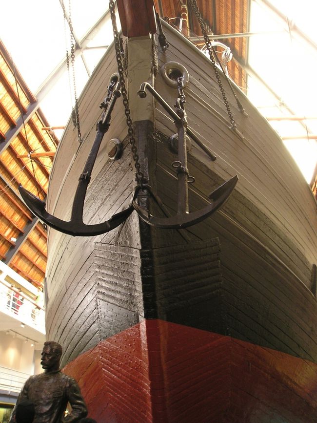 デカッ！！<br /><br />北極海流の研究のために造られた船です。