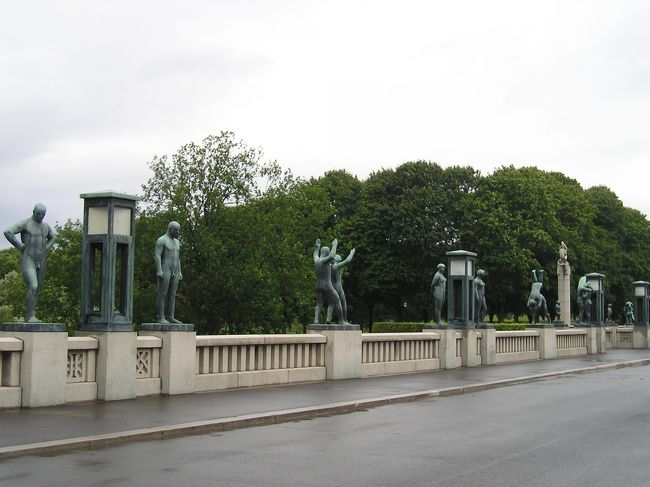 池と池の間にかかっている橋の上に、彫刻が並んでいます。<br />この中のひとつが、「おこりんぼう」くんですが、<br />朝早いので、人っ子一人いません。