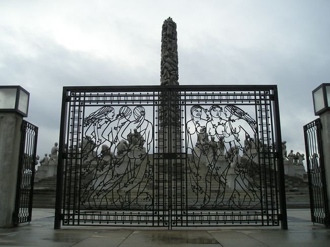 この鉄柵の模様が女性をかたどっています。