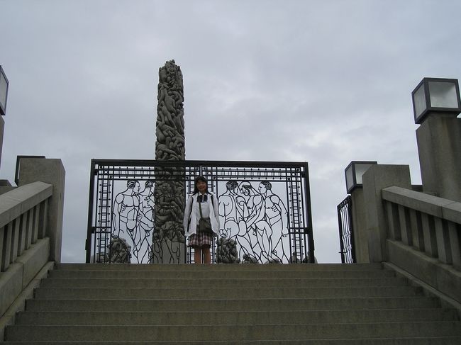 こちら側の鉄柵は男性をかたどっています。