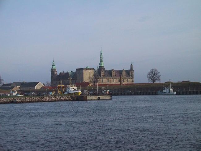 ヘルシンオアHelsing&amp;oslash;r駅を出ると、海を挟んで真正面にクロンボー城が見えます。