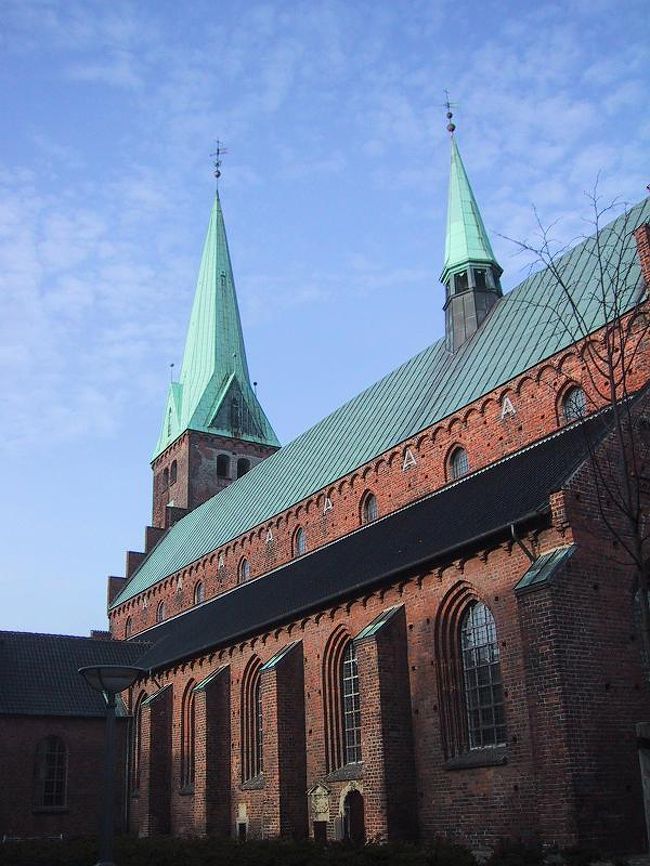 すぐにクロンボー城には向かわずに、駅前の道路を渡り向かいのインフォメーションセンターで地図をもらう。インフォメーションセンターのすぐ西側には商店街があり、小さい町ながらなかなかお洒落な街並でした。まだ朝１０時くらいでしたので人通りは少なかったようです。<br /><br />ヘンルシンオアには大きな教会が並ぶように２つありました。これは多分聖マリア教会だと思います。