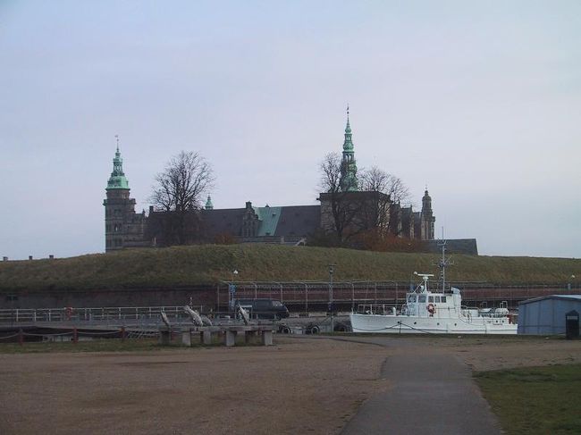 クロンボー城まで歩いていきました。結構遠い…