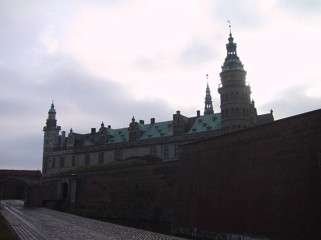 観光客はほとんどいません。世界遺産であるということが信じられません。<br /><br />城内に入りましたが、中庭では改修中で、建物はカバーで覆われていました。