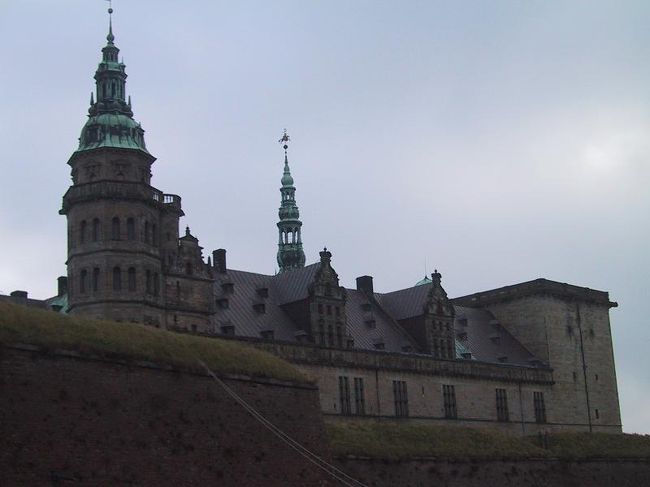 残念ながら、建物の中の見学もできないということでした。