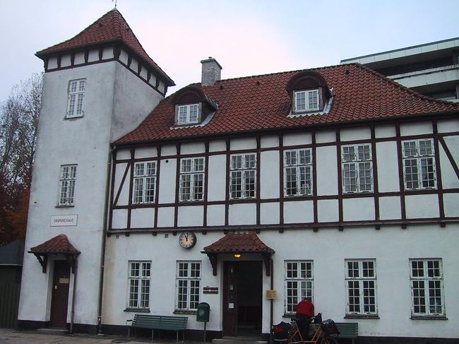 実はこれがクロンボー城の最寄り駅？ヘルシンオアHelsing&amp;oslash;r駅から海沿いを線路が走っていて気になっていたのですが、クロンボー城の近くに駅がありました。中に切符売場があり、おじいさんがいました。残念ながら駅名を記録するのを忘れておりわかりません。列車本数はあまり多くなく、１時間に１本程度。３０分ほどで列車が来るようなので、せっかくなので列車でヘルシンオア駅まで戻ることにしました。