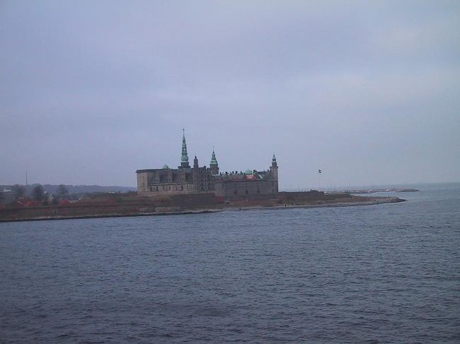 ヘルシンオアから船で対岸のスウェーデンのヘルシンボリHelsingborgに向かいました。このあたりはデンマークとスウェーデンの間のエアスン海峡が最も狭くなっており、わずか２０分足らずの船旅です。もちろん船からクロンボー城は良く見えます。この船はユーレイルパスやスカンレイルパスを持っていれば無料のようです。