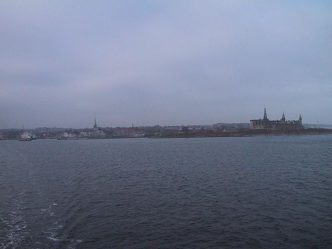 ヘルシンボリに向かう船からのヘルシンオアの町です。右端がクロンボー城、やや左の尖塔が聖オーライ教会です。