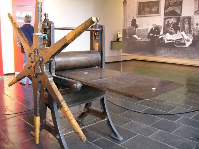 絵のほかに、版画もたくさん展示されていました。<br />このローラーで刷られたのでしょう。