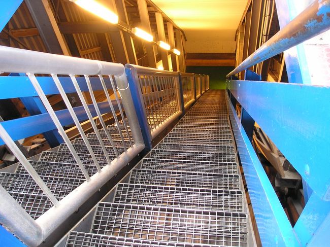 ジャンプ台を下りる階段です。<br />この下からエレベーターで下ります。