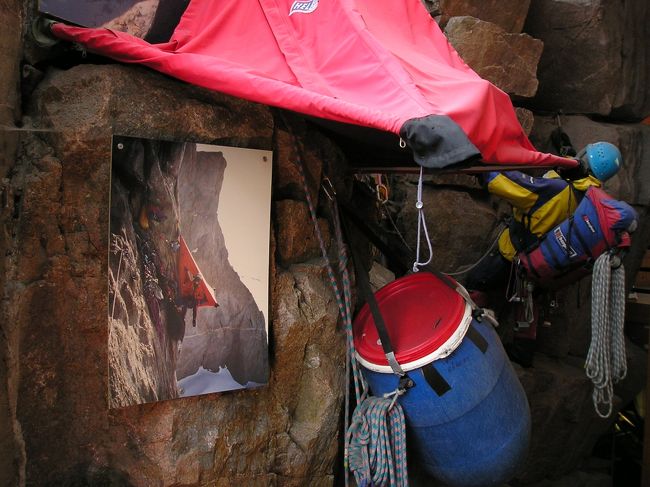 宙吊りテントで夜を明かすクライマーの展示もありました。<br />