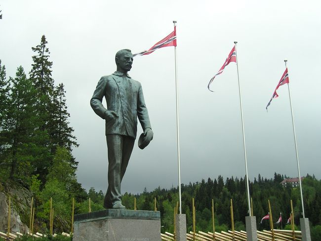 オラフ5世の像<br /><br />彼自身もジャンプ大会に参加したことがあるそうです。